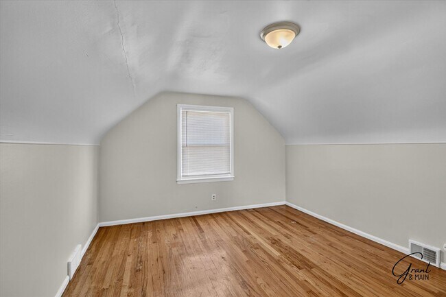 Building Photo - $1300 3 bedrooms