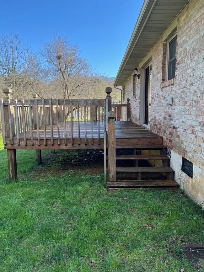 Building Photo - 3 Bedroom / 1 Bath  Johnson City, TN