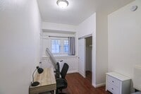 Building Photo - 2626 S Budlong Ave