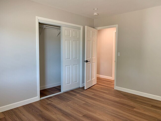 Building Photo - 900 Apricot Ln