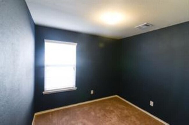 Building Photo - 1112 Decker Dr