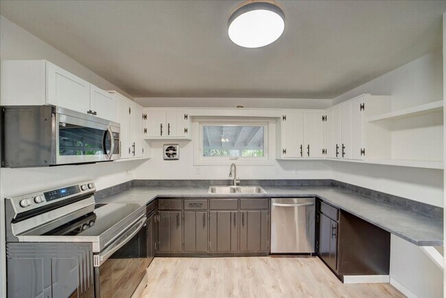 Primary Photo - 3 Bedroom Apartment in Burlington VT Avail...
