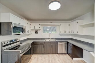 Building Photo - Spacious 3-Bedroom + Office | Updated Kitc...
