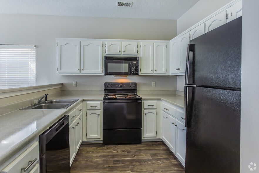 Primary Photo - Weatherstone Apartments