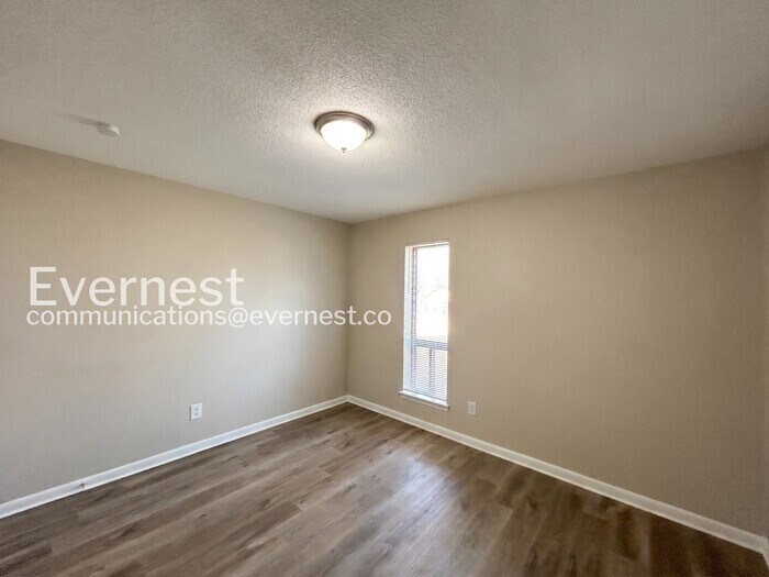Building Photo - 3333 Leschallas Dr
