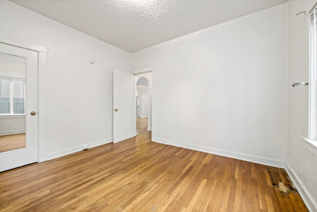 Building Photo - 2401