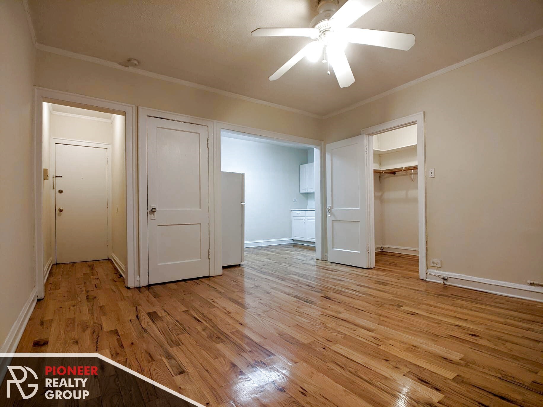 Building Photo - 546 W Wellington Ave