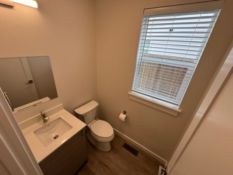 Building Photo - 611 Companion Wy