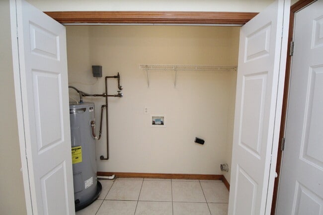 Building Photo - Coastal Living in Gulf Breeze! Spacious 2BR/2BA Duplex with Tile Floors, Laundry Room & Dishwashe...