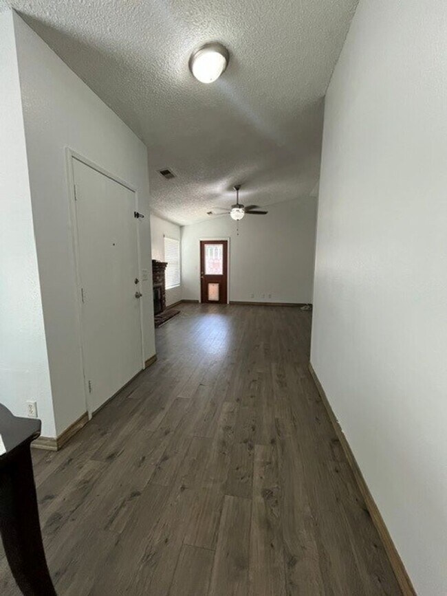 Building Photo - 2313 N Gowdy St