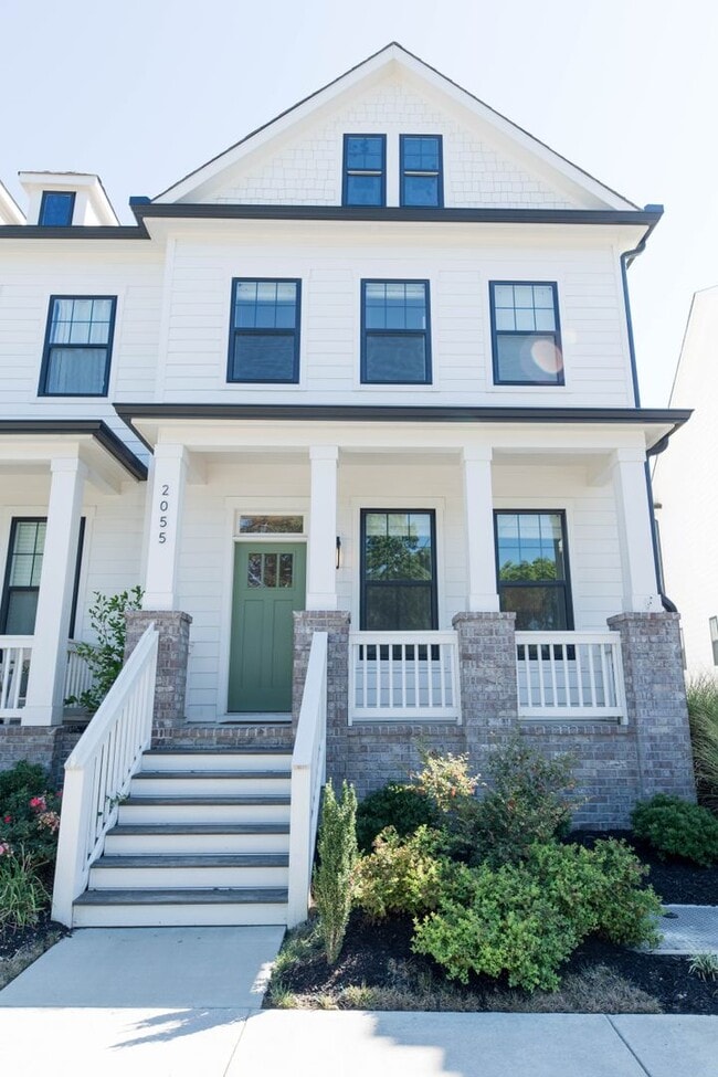 Building Photo - 2055 Oakwood Ave
