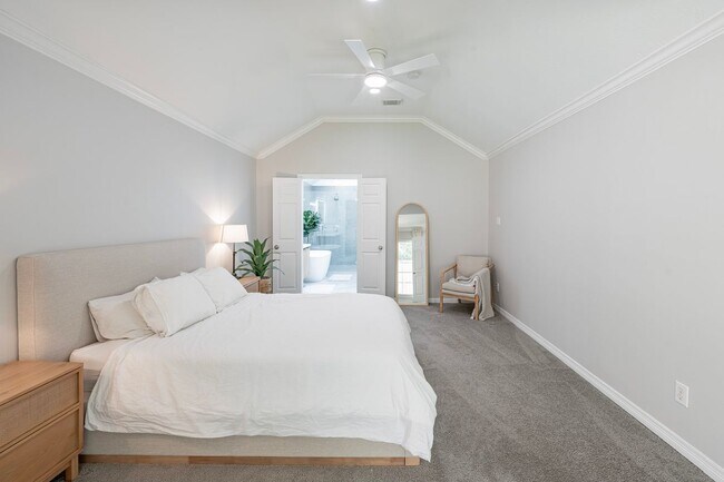 Building Photo - 11 E Sienna Pl