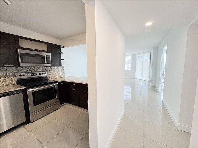 Building Photo - 1865 Brickell Ave