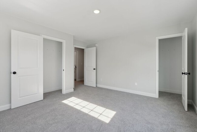 Building Photo - 12 Legacy Ln