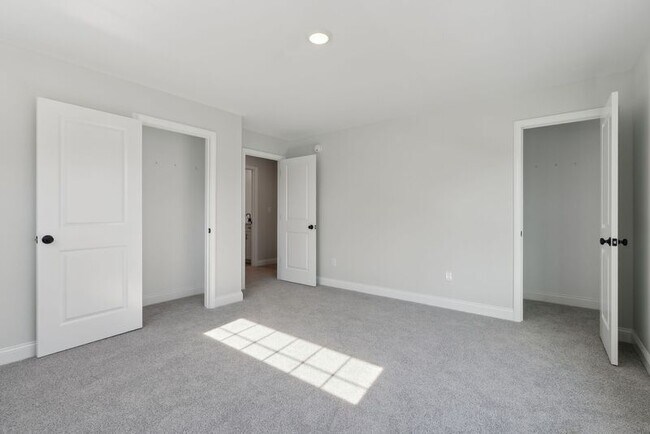 Building Photo - 13 Legacy Ln