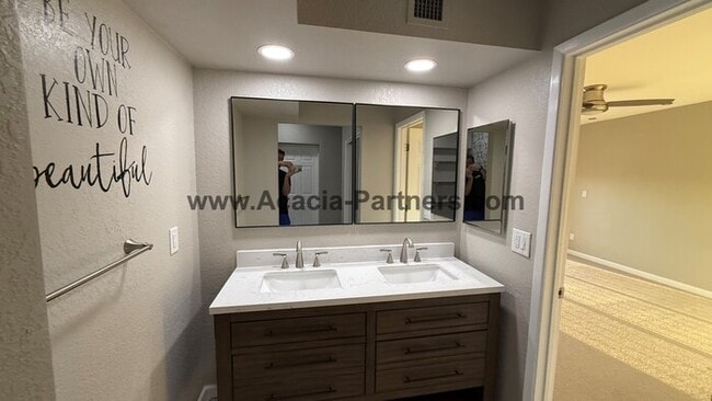 Building Photo - Three Bedroom Townhome