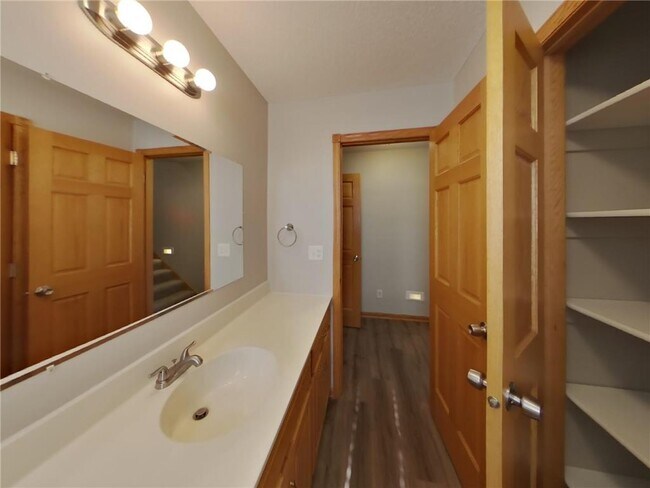 Building Photo - 2200 Buffalo Ridge Dr