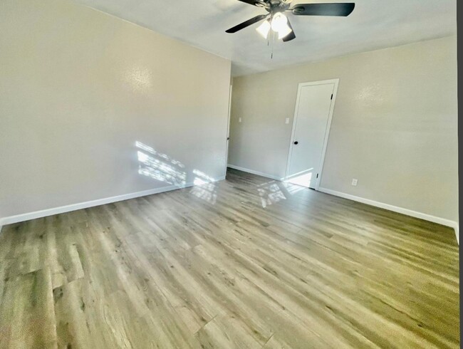 Building Photo - Pre-leasing now for 3 bed 2 bath near Texa...