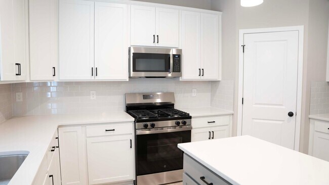 Building Photo - 1717 Longhill Dr