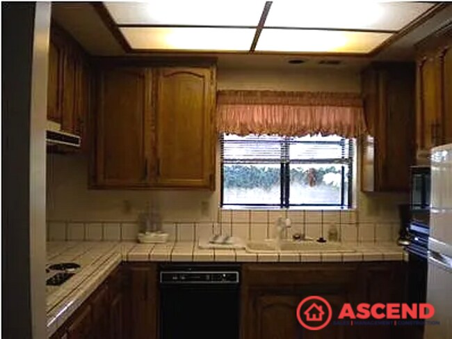Building Photo - Cozy 3BD/2BA Home in Bakersfield's 93308 — Fireplace & Pets Welcome!