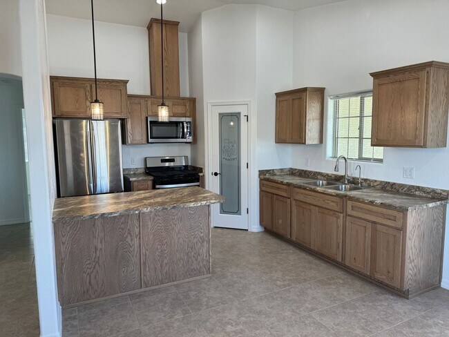 Building Photo - Newer 3 bedroom home with 2 car garage on ...