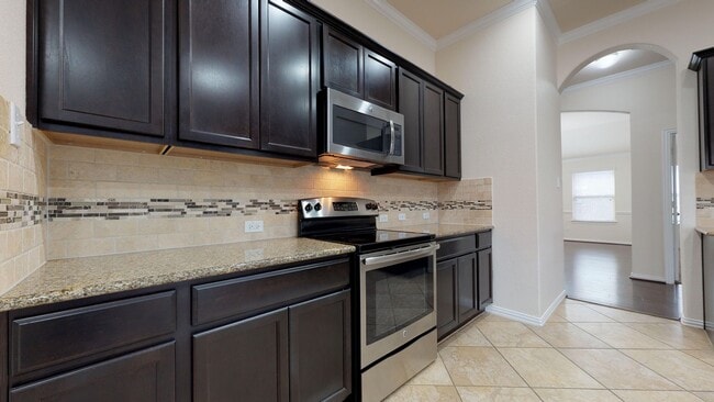 Building Photo - AMAZING 4 BEDROOM IN WHITE ROCK ESTATES FR...