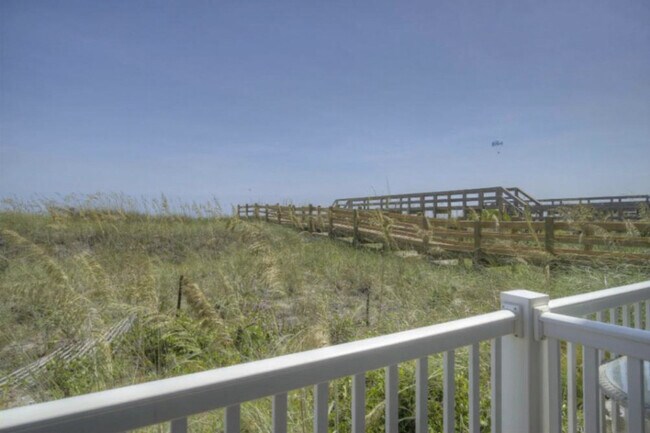 Building Photo - 122 Camrose Wy