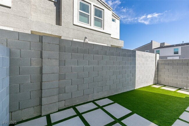 Building Photo - 6229 Mangler St