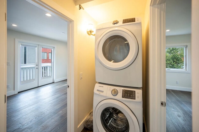 Building Photo - Bright 2BR with Private Balcony, In-Unit Laundry & Attached Garage in the Heart of La Jolla