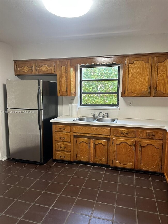 Building Photo - 527 Gerona Ave