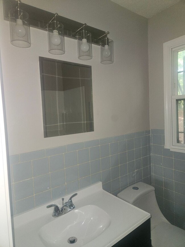 Building Photo - 3 Bedroom 1 bath home