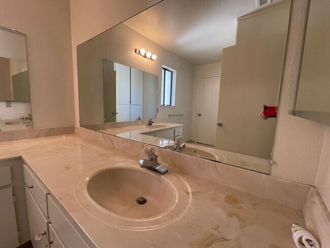 Building Photo - 3bd/2ba - Santa Clara Townhouse with 2 Car Garage
