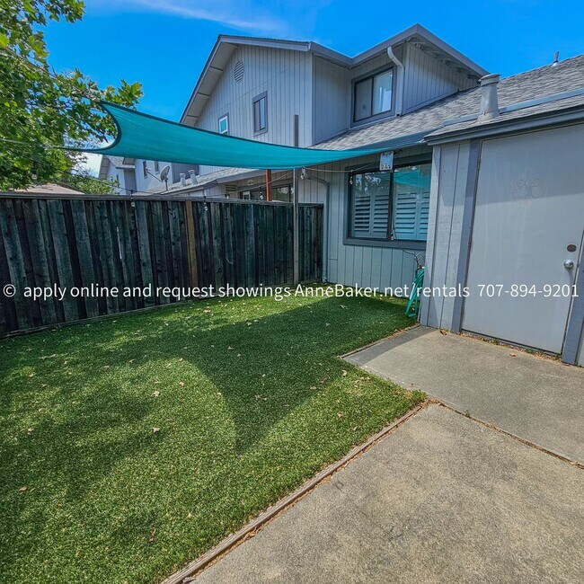 Building Photo - Exquisitely Updated Condo - Must See