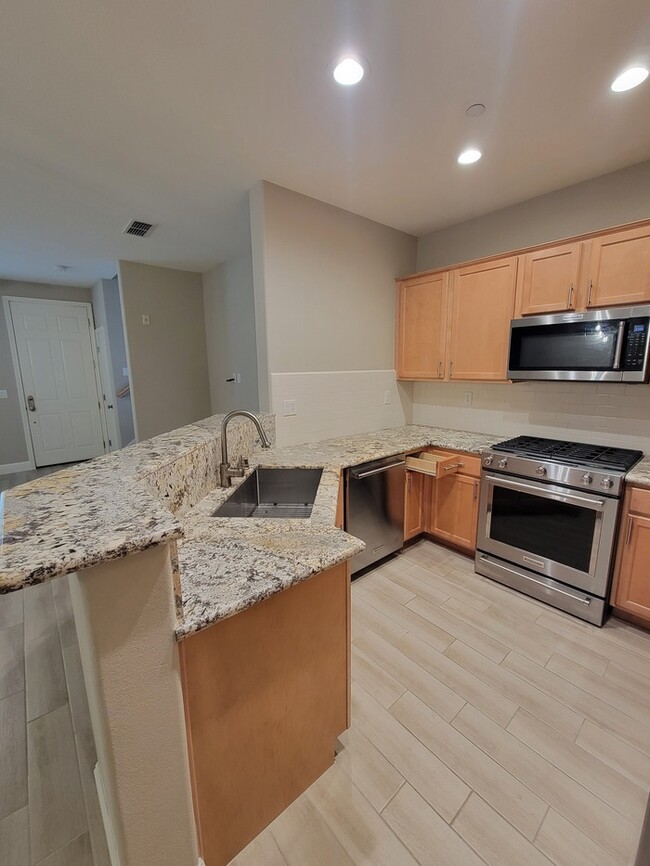 Building Photo - Beautiful Dual Master Condo in Folsom