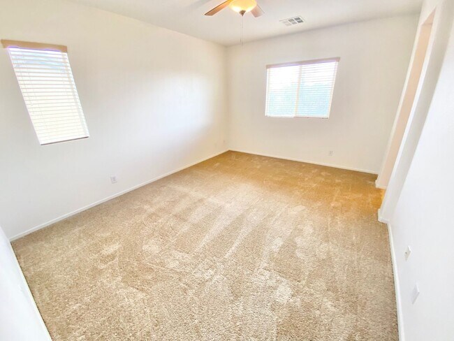 Building Photo - CUTE 3 BEDROOM / 2.5 BATHROOMS, TOWNHOME W...