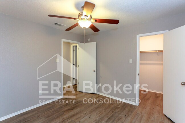 Building Photo - 1614 Twisted Oak Dr