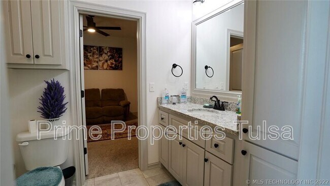 Building Photo - 12912 S 6th St