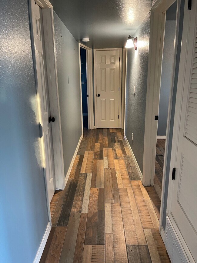 Building Photo - 9517 Mcintosh Dr