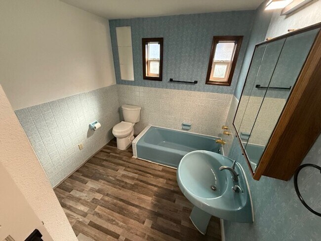 Building Photo - Spacious 3 Bedroom, 2 Bath home in Quality North Bend Neighborhood!