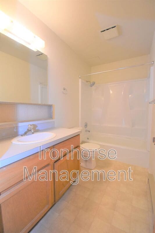 Building Photo - 809 W Villard St