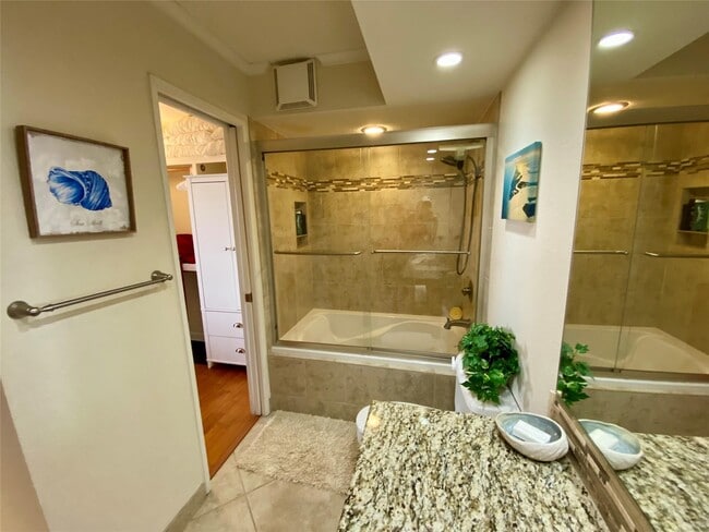 Building Photo - 5220 Seawall Blvd