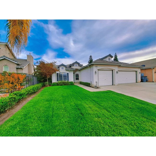 Building Photo - Gorgeous Fresno Residence with Premium Fin...