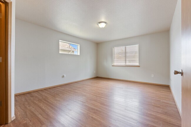 Building Photo - Beautiful 4bed/2.5bath - 1/2 OFF First months rent!