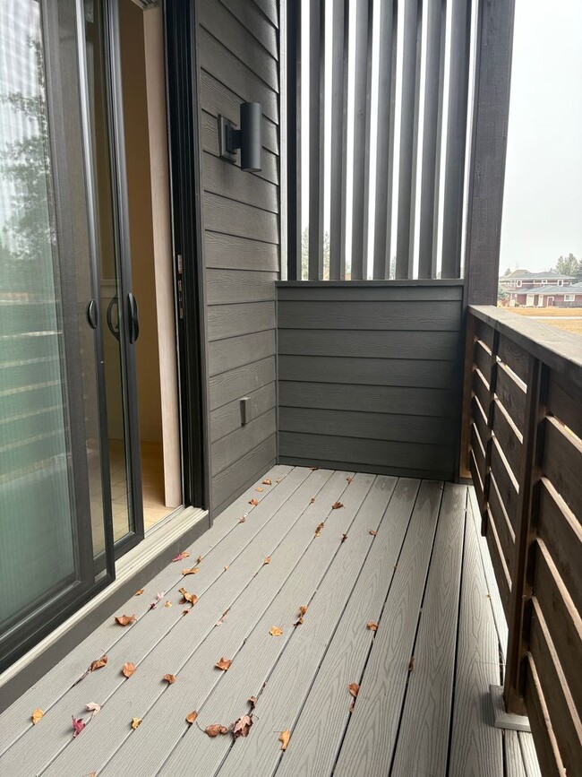 Building Photo - MOVE IN SPECIAL! One bedroom apartment on Bend's SW side. End Unit