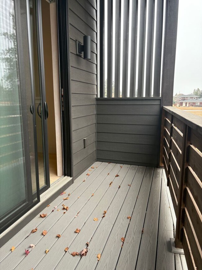 Building Photo - One bedroom apartment on Bend's SW side. End Unit