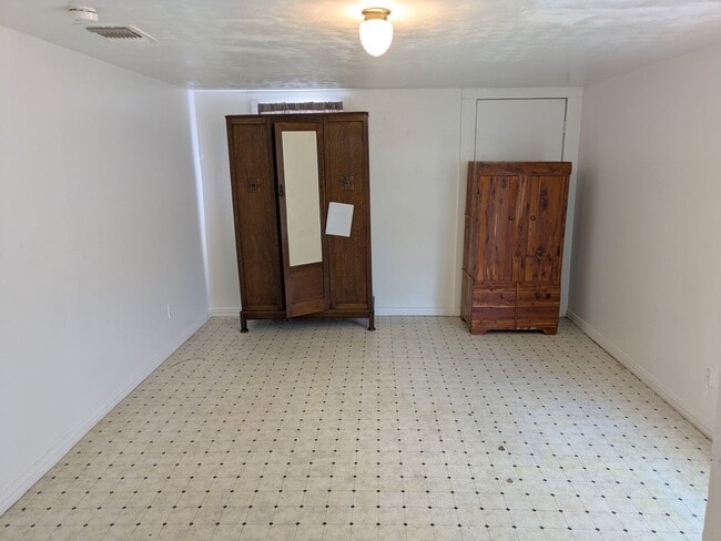 Building Photo - 411 S Bradshaw St
