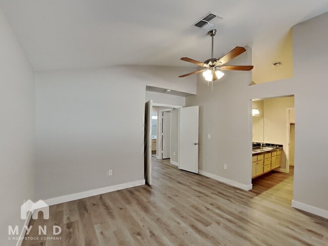 Building Photo - 5304 Del Lago Dr