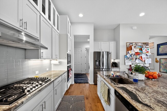 Building Photo - GATED COMMUNITY - 3 BEDROOM