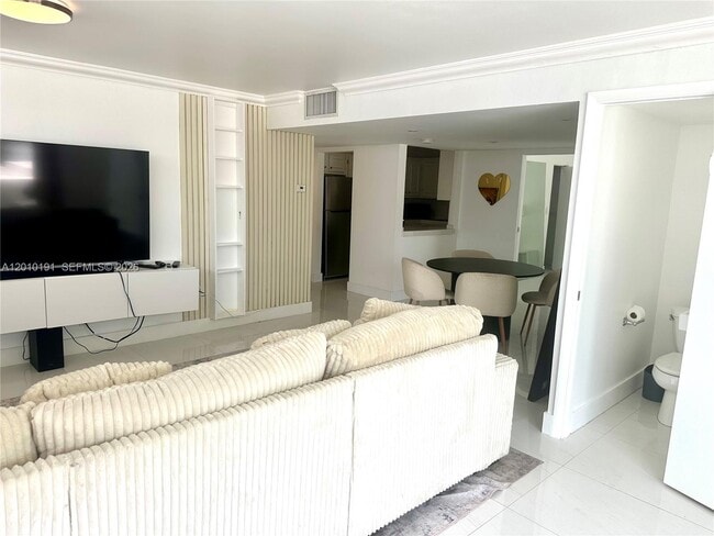 Building Photo - 1800 Collins Ave