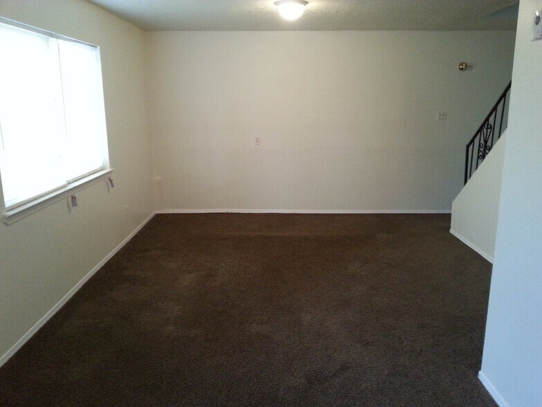 Building Photo - 2101 Elm St SE